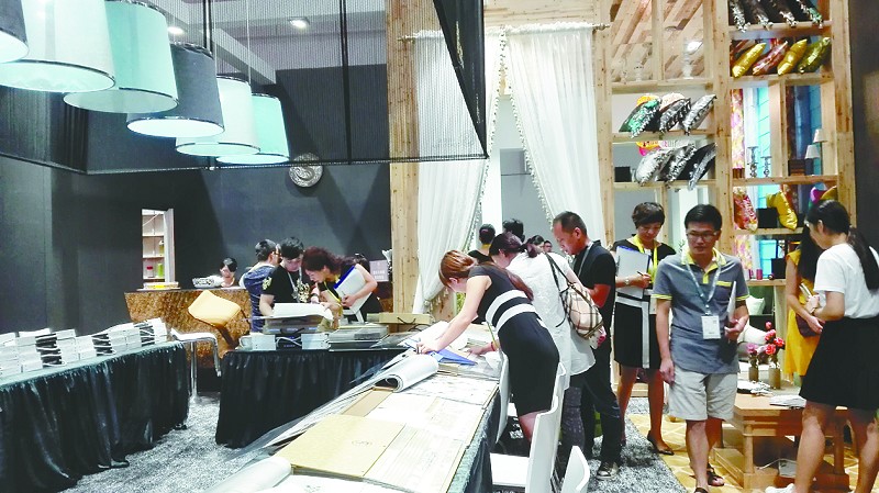 作為國內領先的中高端生活用品市場專業展會——中國（上海）國際時尚家居用品展覽會（簡稱“上海時尚家居展”）今年邁入第十個年頭，將于9月20日～22日在上海新國際博覽中心舉行。上一屆展會參展商數量創歷史紀錄，共吸引來自14個國家和地區的379家參展企業參展。上海時尚家居展作為國內家居及生活用品行業久富盛名的品牌盛會，來自國內外的知名行業巨頭均紛紛確定本屆繼續參展。